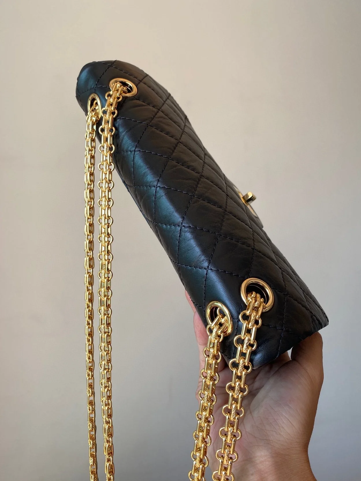 샤넬 2.55 빈티지 미디움 플랩백 블랙 샴페인 골드