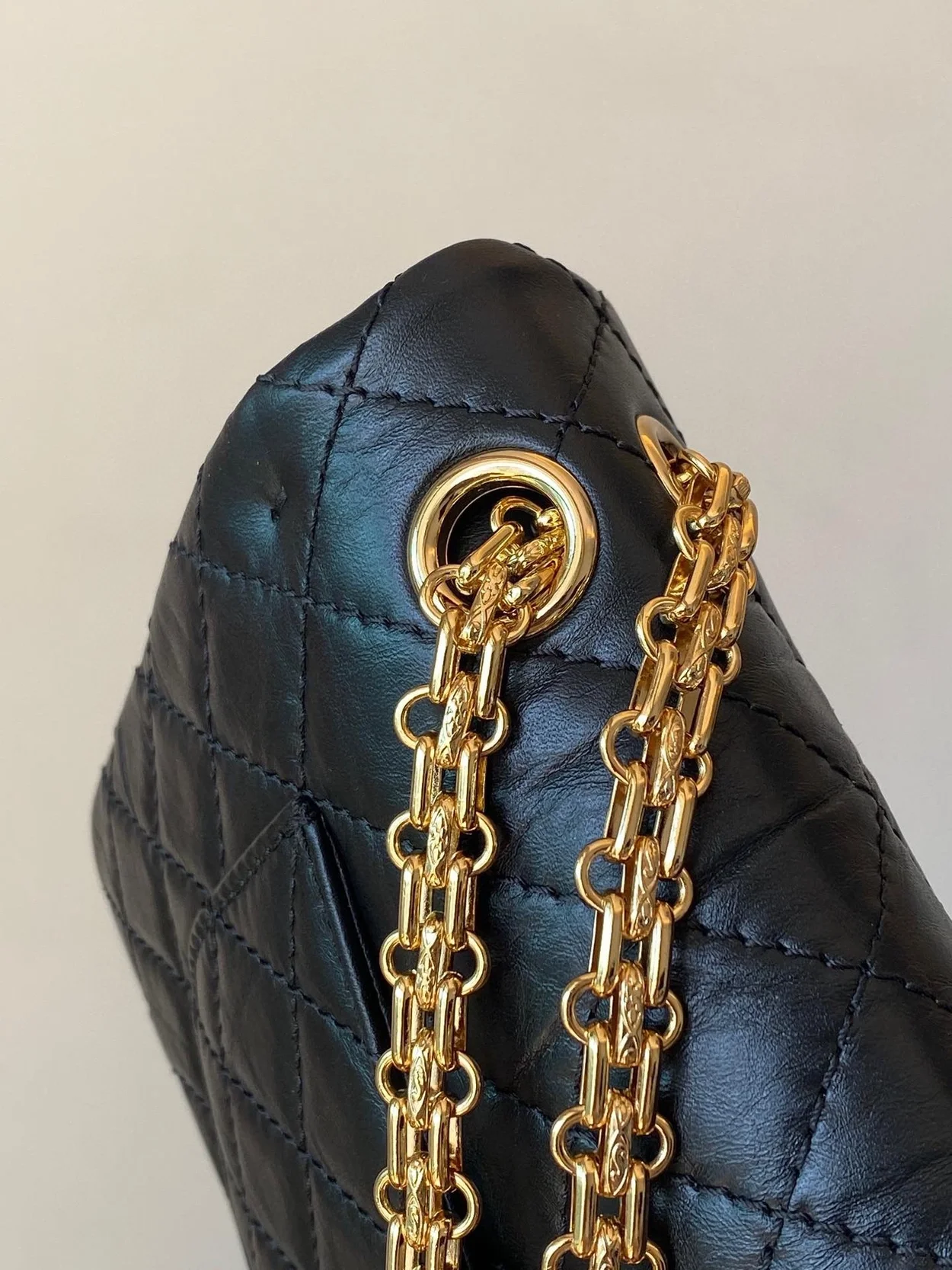 샤넬 2.55 빈티지 미디움 플랩백 블랙 샴페인 골드