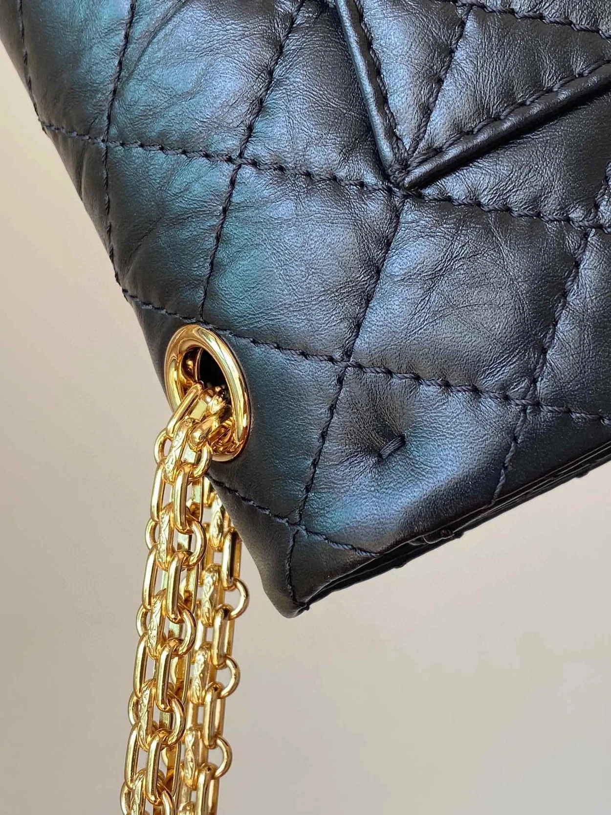 샤넬 2.55 빈티지 미디움 플랩백 블랙 샴페인 골드