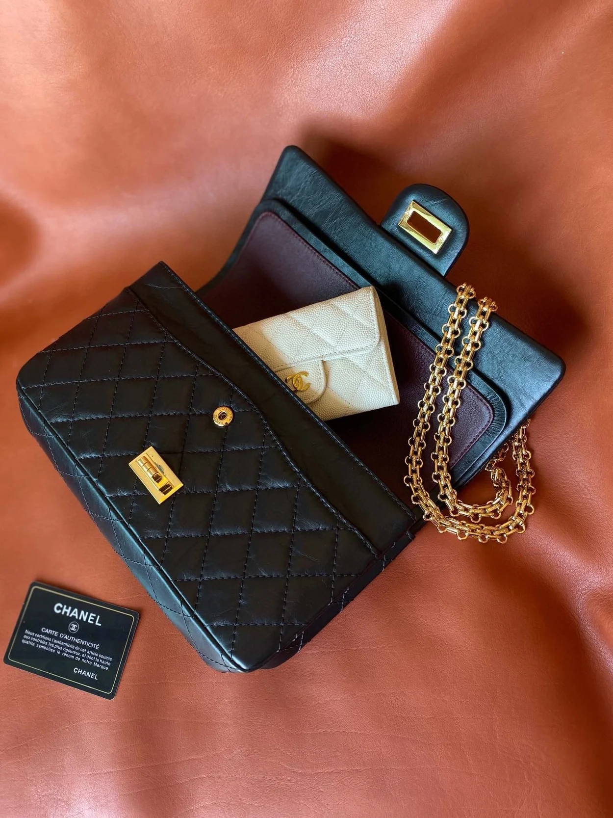 샤넬 2.55 빈티지 미디움 플랩백 블랙 샴페인 골드