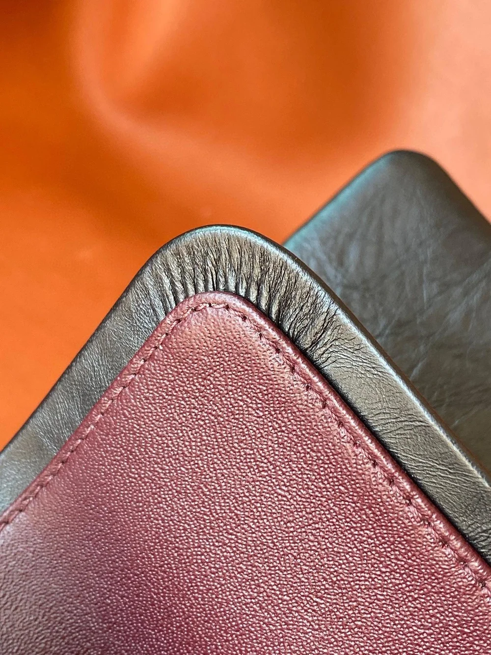 샤넬 2.55 빈티지 미디움 플랩백 블랙 샴페인 골드