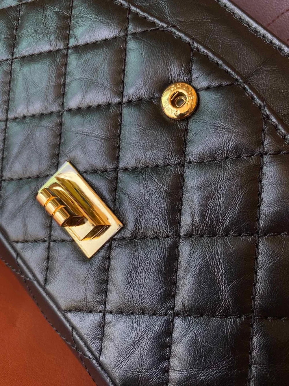 샤넬 2.55 빈티지 미디움 플랩백 블랙 샴페인 골드