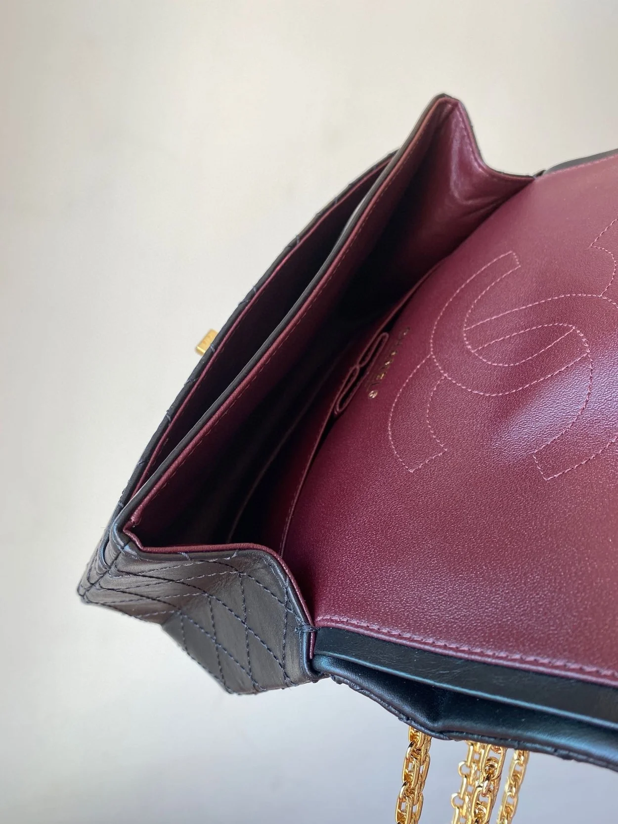 샤넬 2.55 빈티지 미디움 플랩백 블랙 샴페인 골드