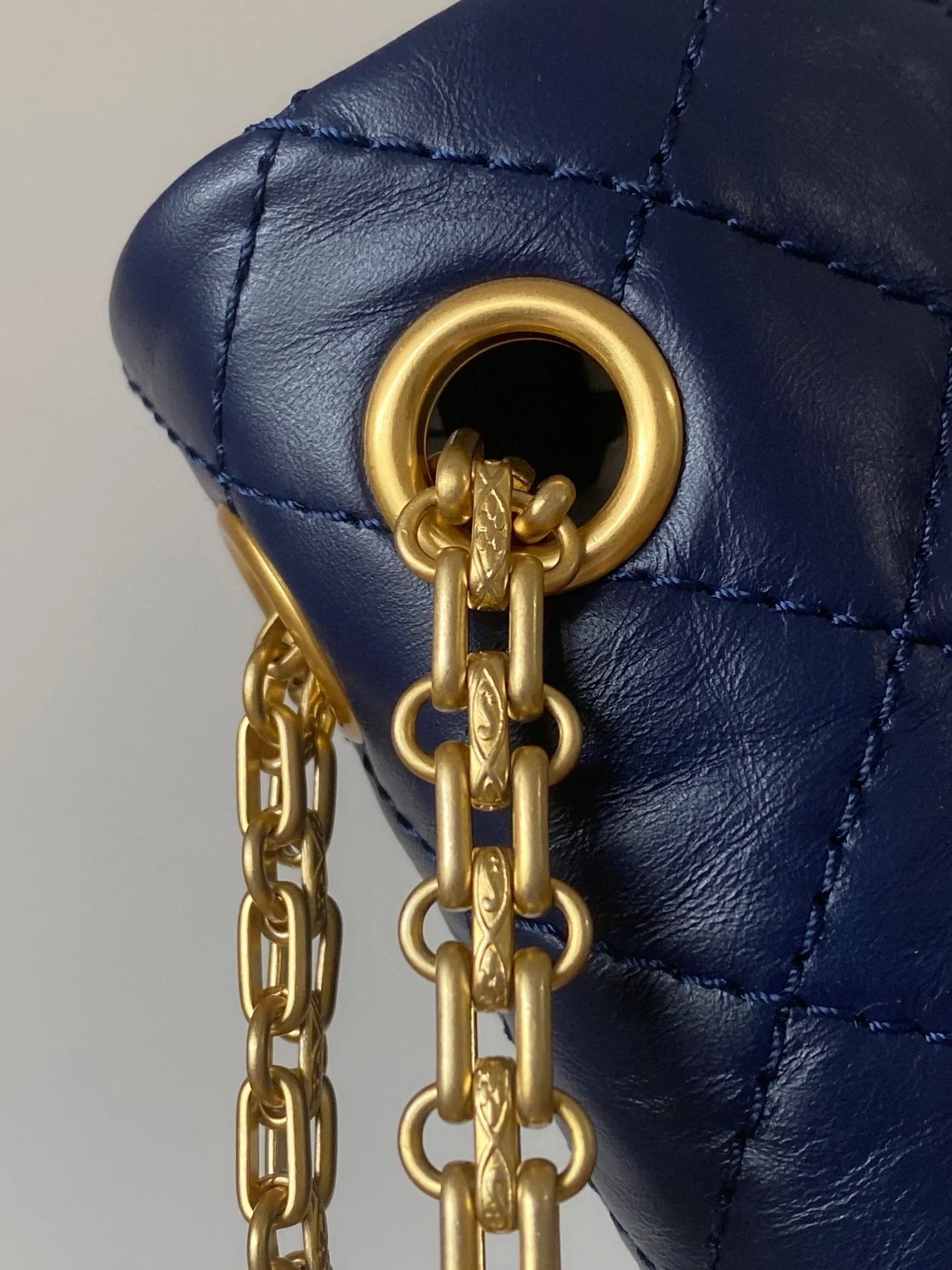 샤넬 2.55 빈티지 미니 플랩백 딥블루 골드