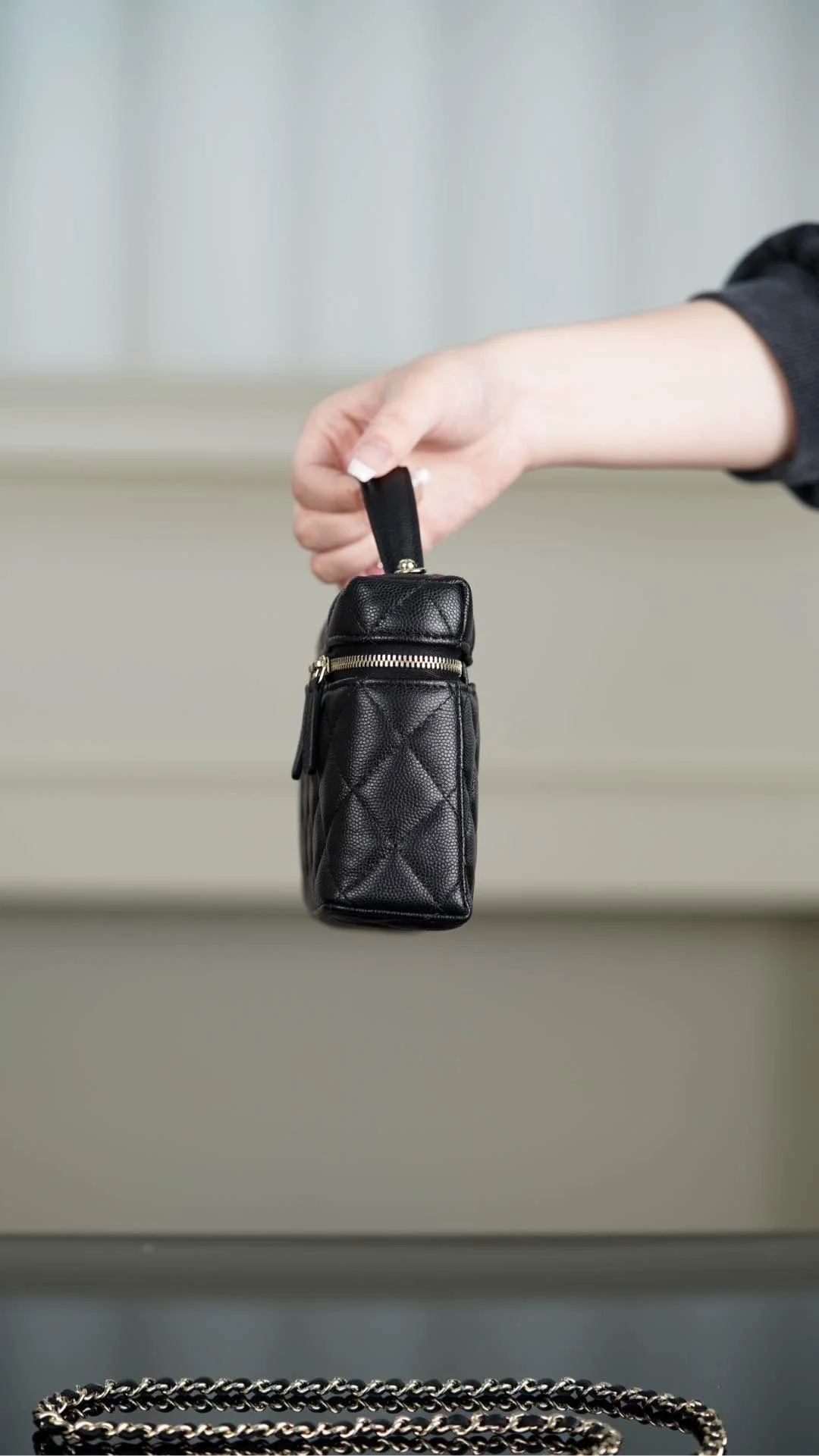 샤넬 탑핸들 캐비어 블랙 샴페인 골드 베니티백