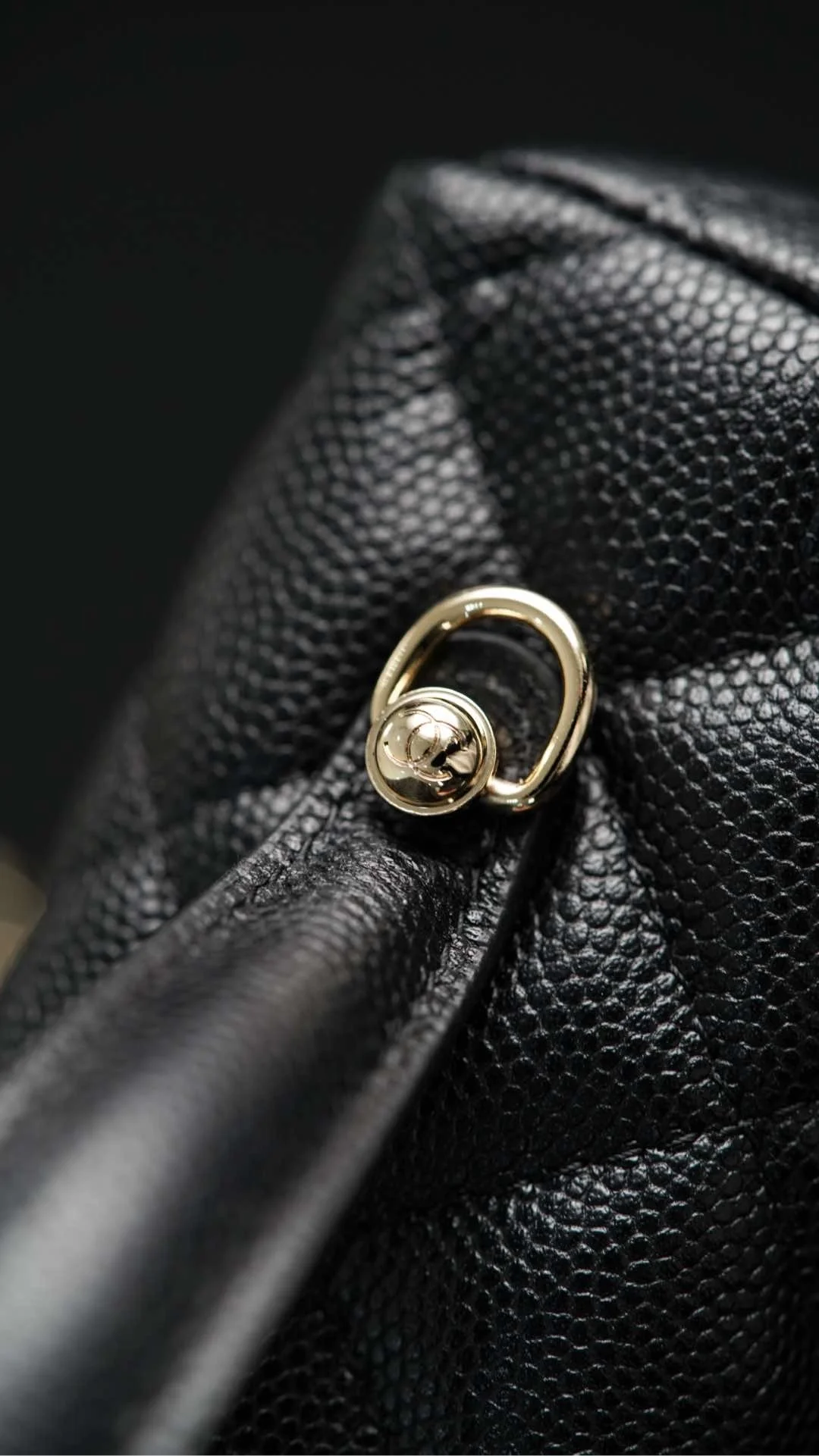 샤넬 탑핸들 캐비어 블랙 샴페인 골드 베니티백