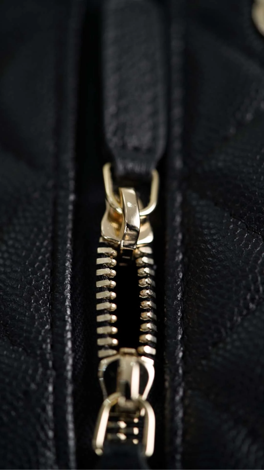 샤넬 탑핸들 캐비어 블랙 샴페인 골드 베니티백