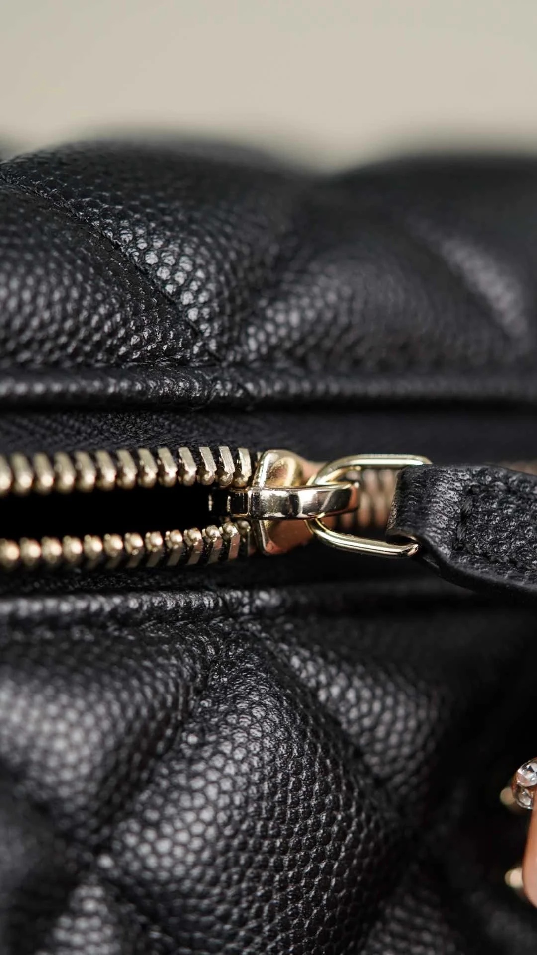 샤넬 탑핸들 캐비어 블랙 샴페인 골드 베니티백