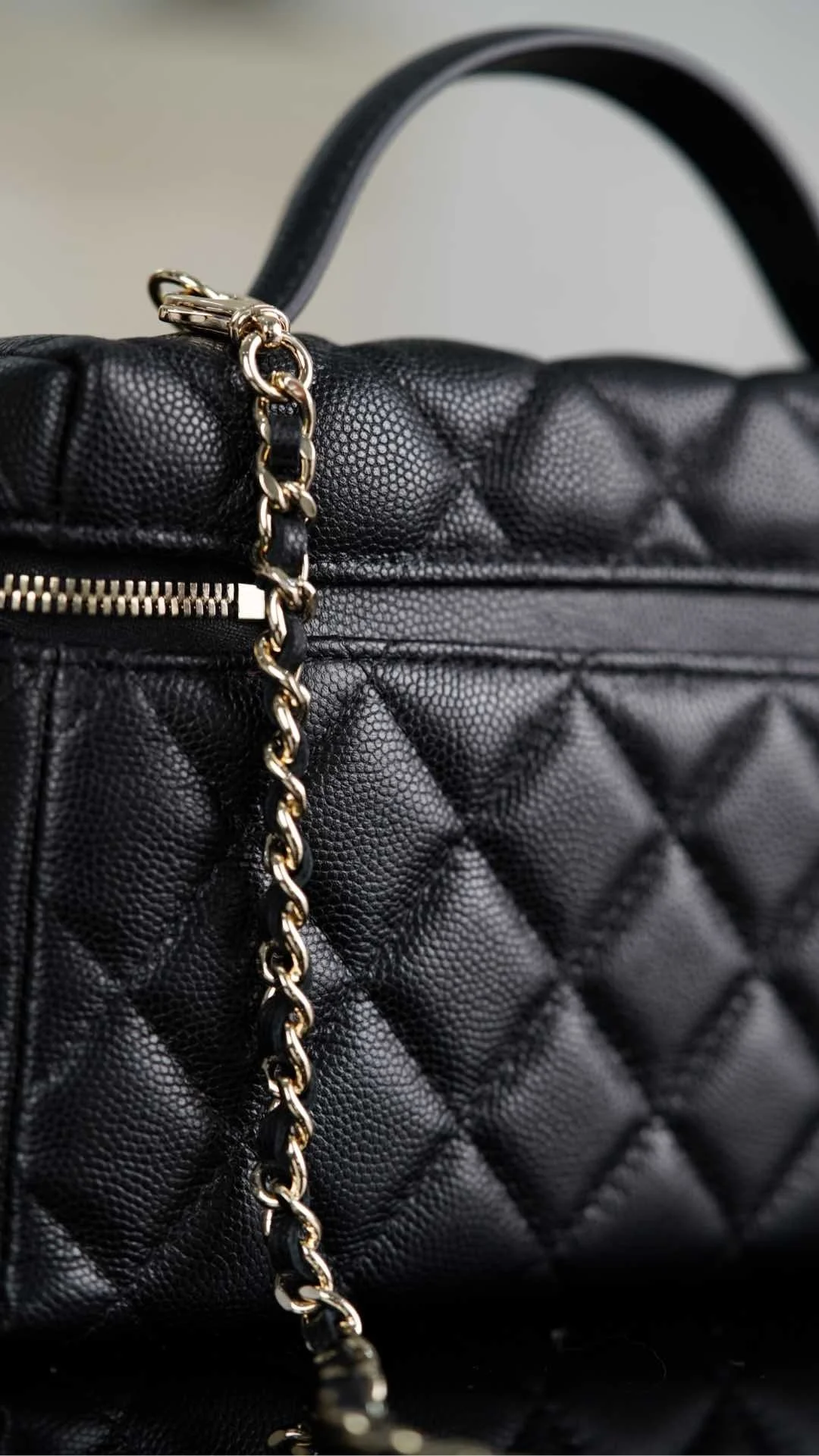 샤넬 탑핸들 캐비어 블랙 샴페인 골드 베니티백