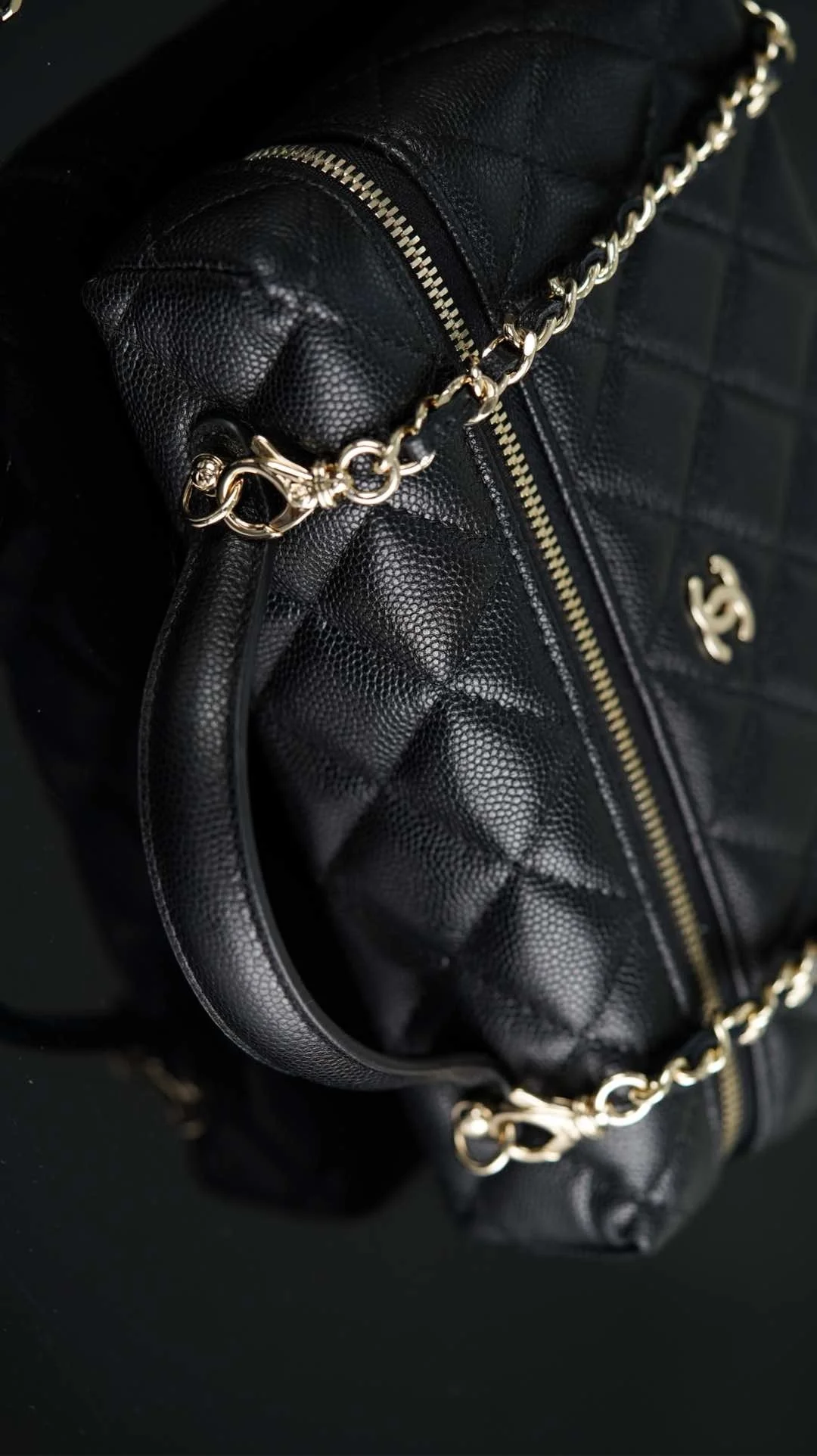 샤넬 탑핸들 캐비어 블랙 샴페인 골드 베니티백