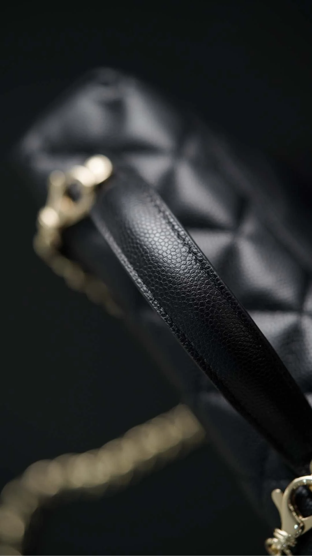 샤넬 탑핸들 캐비어 블랙 샴페인 골드 베니티백