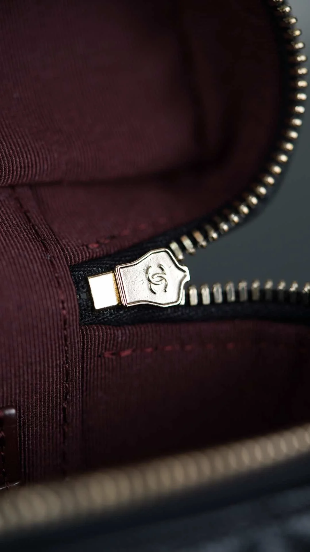 샤넬 탑핸들 캐비어 블랙 샴페인 골드 베니티백