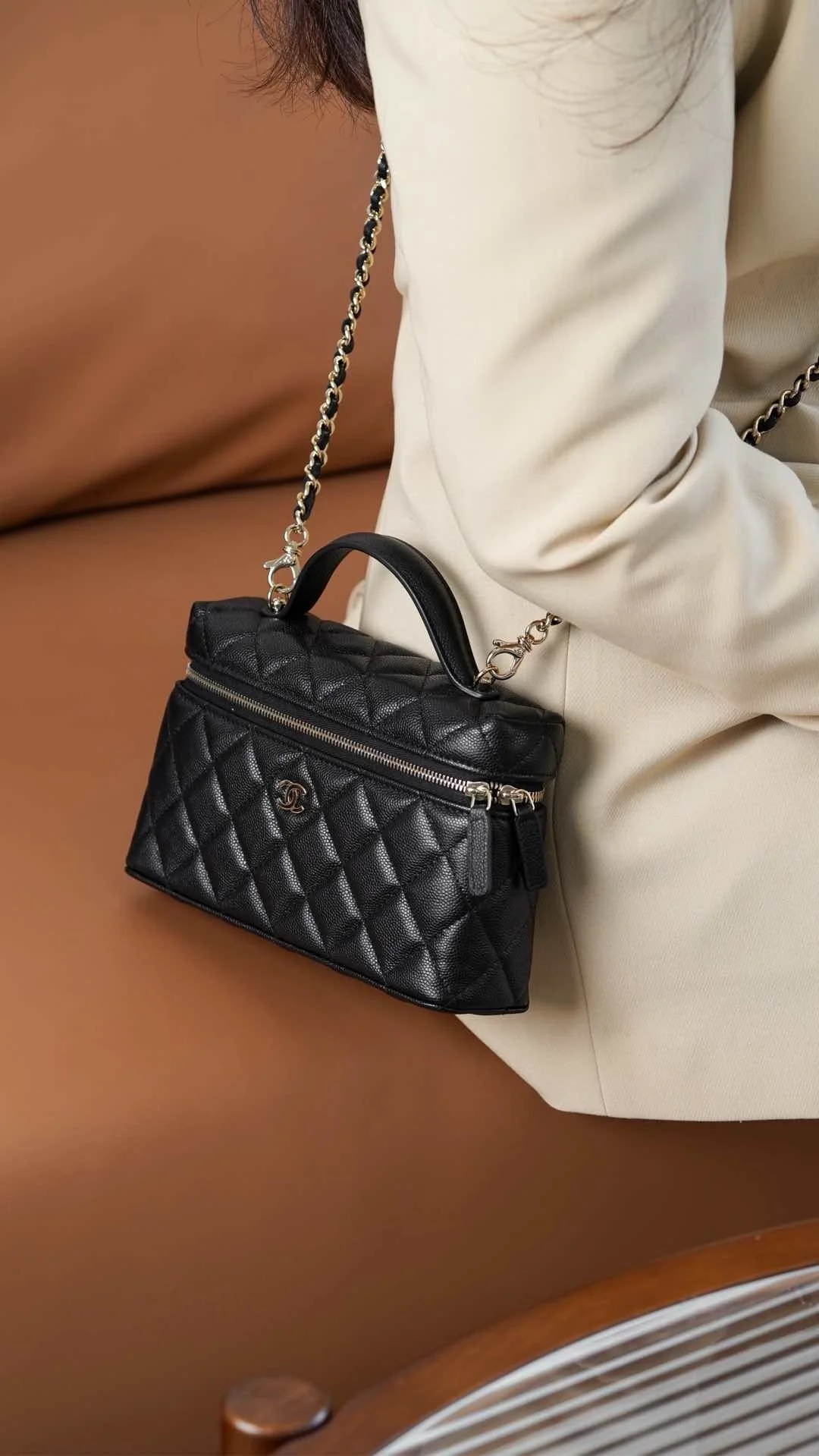 샤넬 탑핸들 캐비어 블랙 샴페인 골드 베니티백