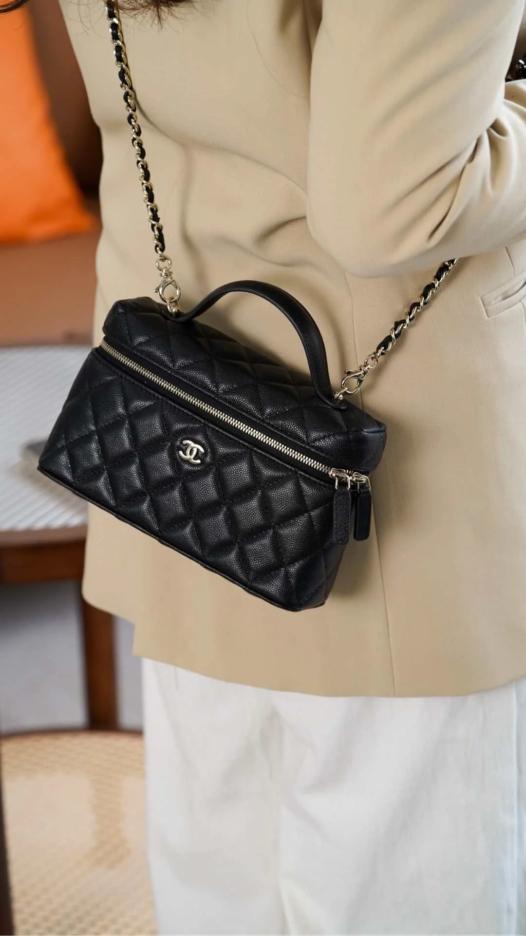 샤넬 탑핸들 캐비어 블랙 샴페인 골드 베니티백