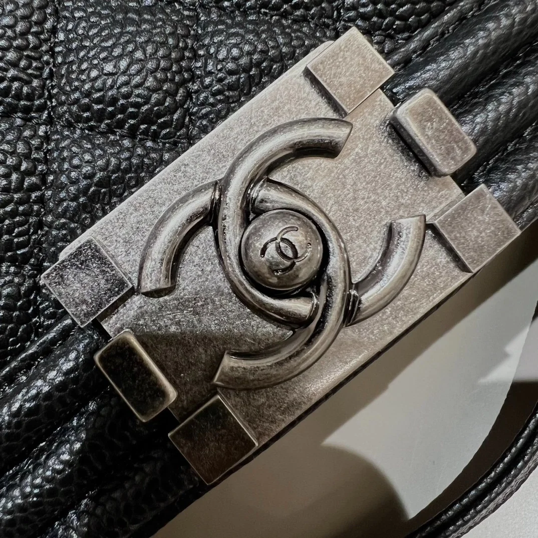 샤넬 보이백 라지 캐비어 블랙 빈티지 실버