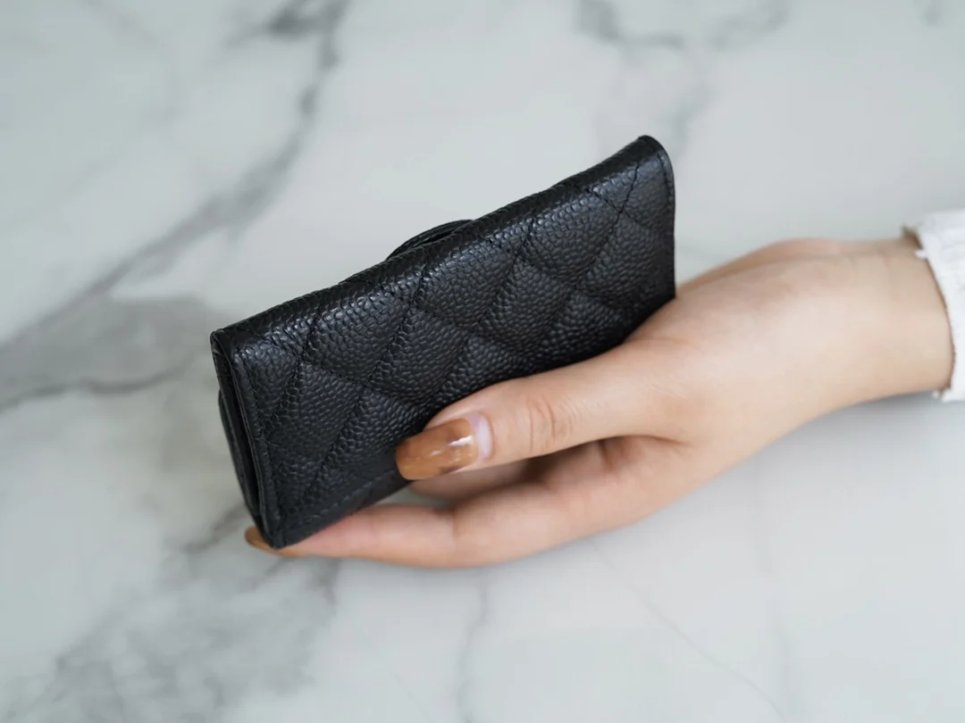 샤넬 클래식 캐비어 카드 홀더 블랙 골드