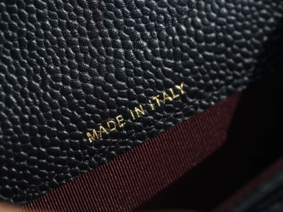 샤넬 클래식 캐비어 카드 홀더 블랙 골드