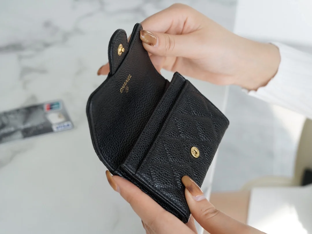 샤넬 클래식 캐비어 카드 홀더 블랙 골드