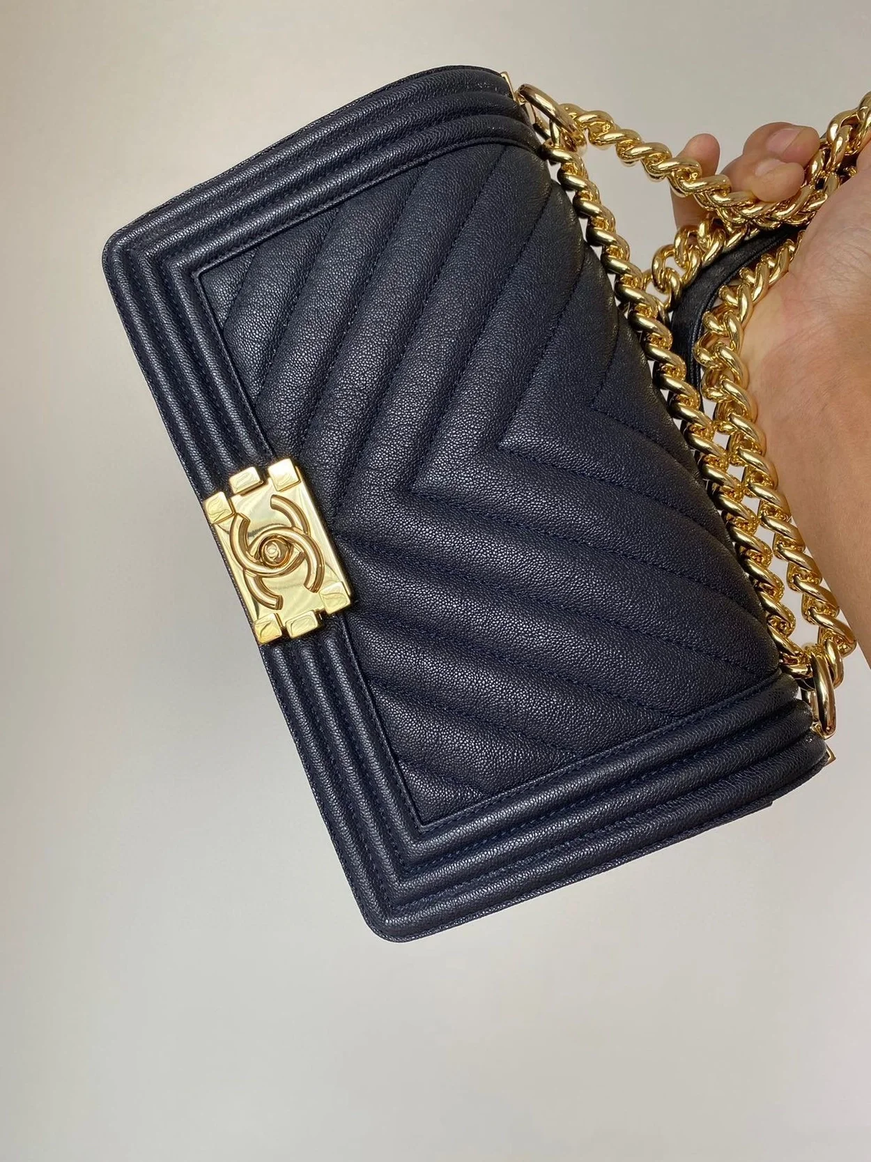 샤넬 보이백 쉐브론 미디움 캐비어 네이비 골드