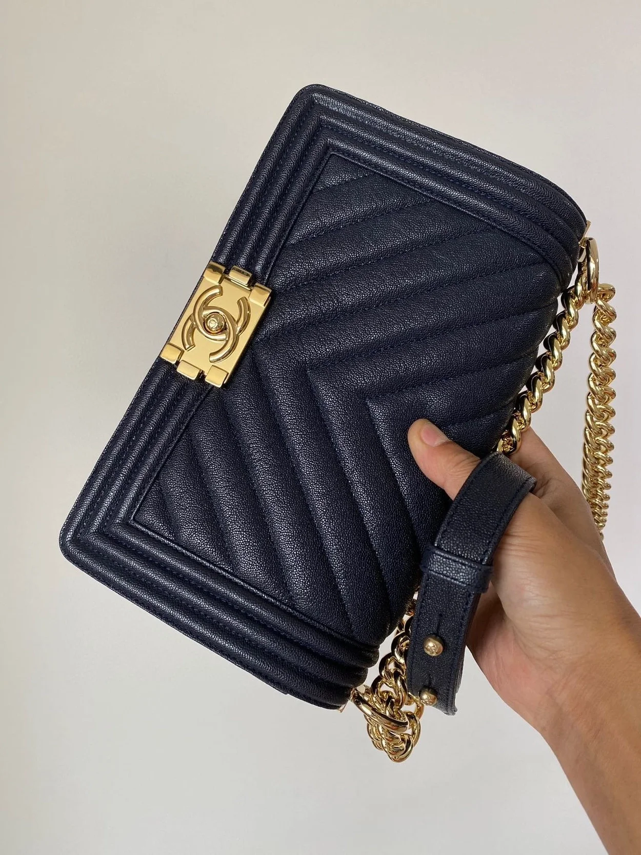 샤넬 보이백 쉐브론 미디움 캐비어 네이비 골드