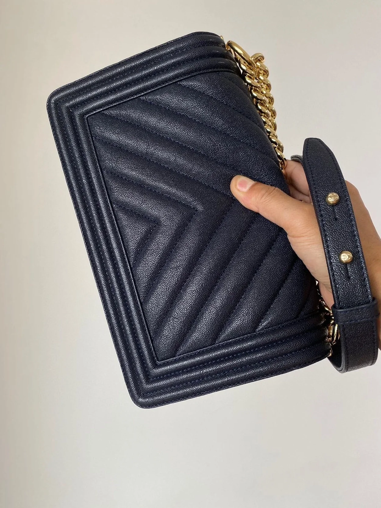 샤넬 보이백 쉐브론 미디움 캐비어 네이비 골드