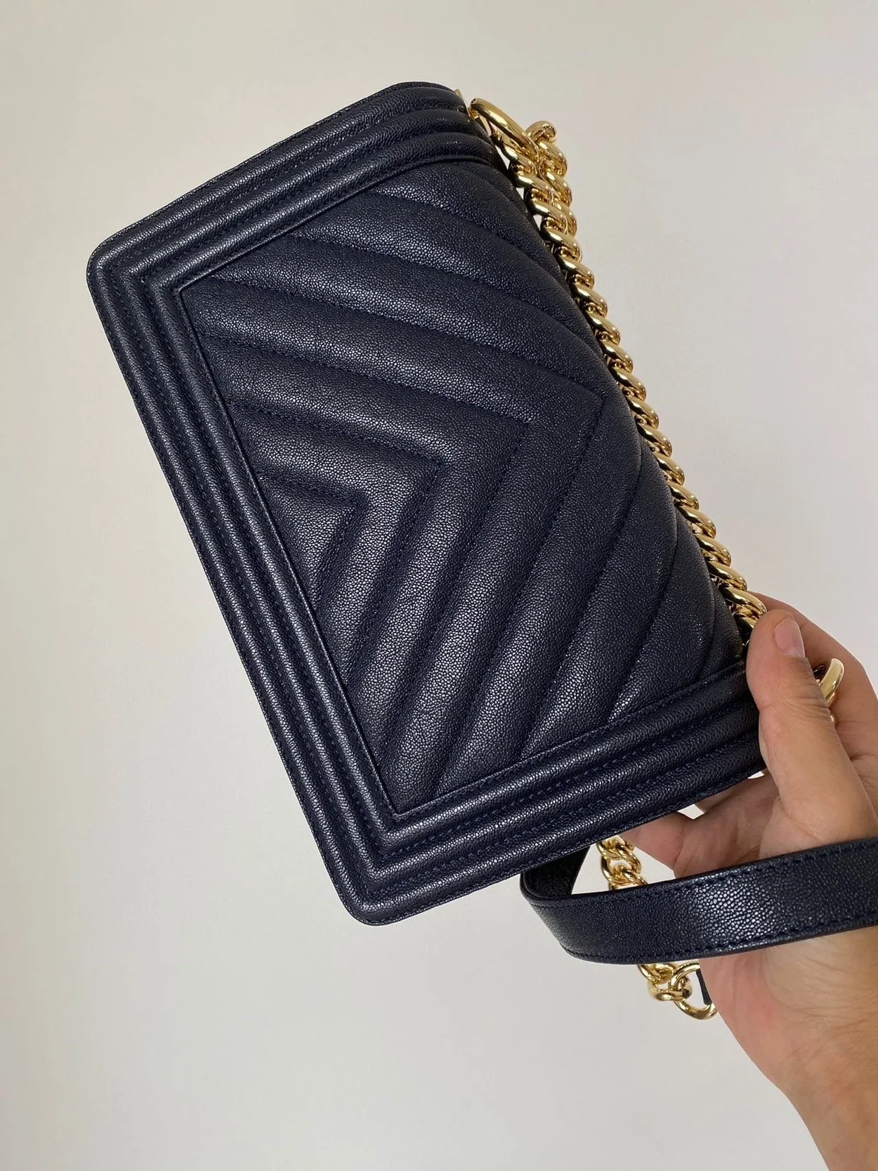 샤넬 보이백 쉐브론 미디움 캐비어 네이비 골드