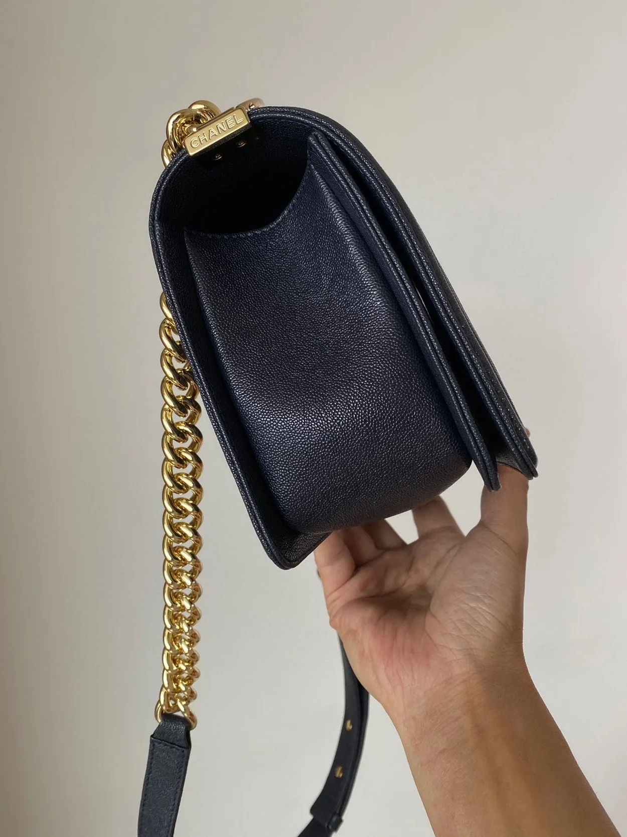 샤넬 보이백 쉐브론 미디움 캐비어 네이비 골드