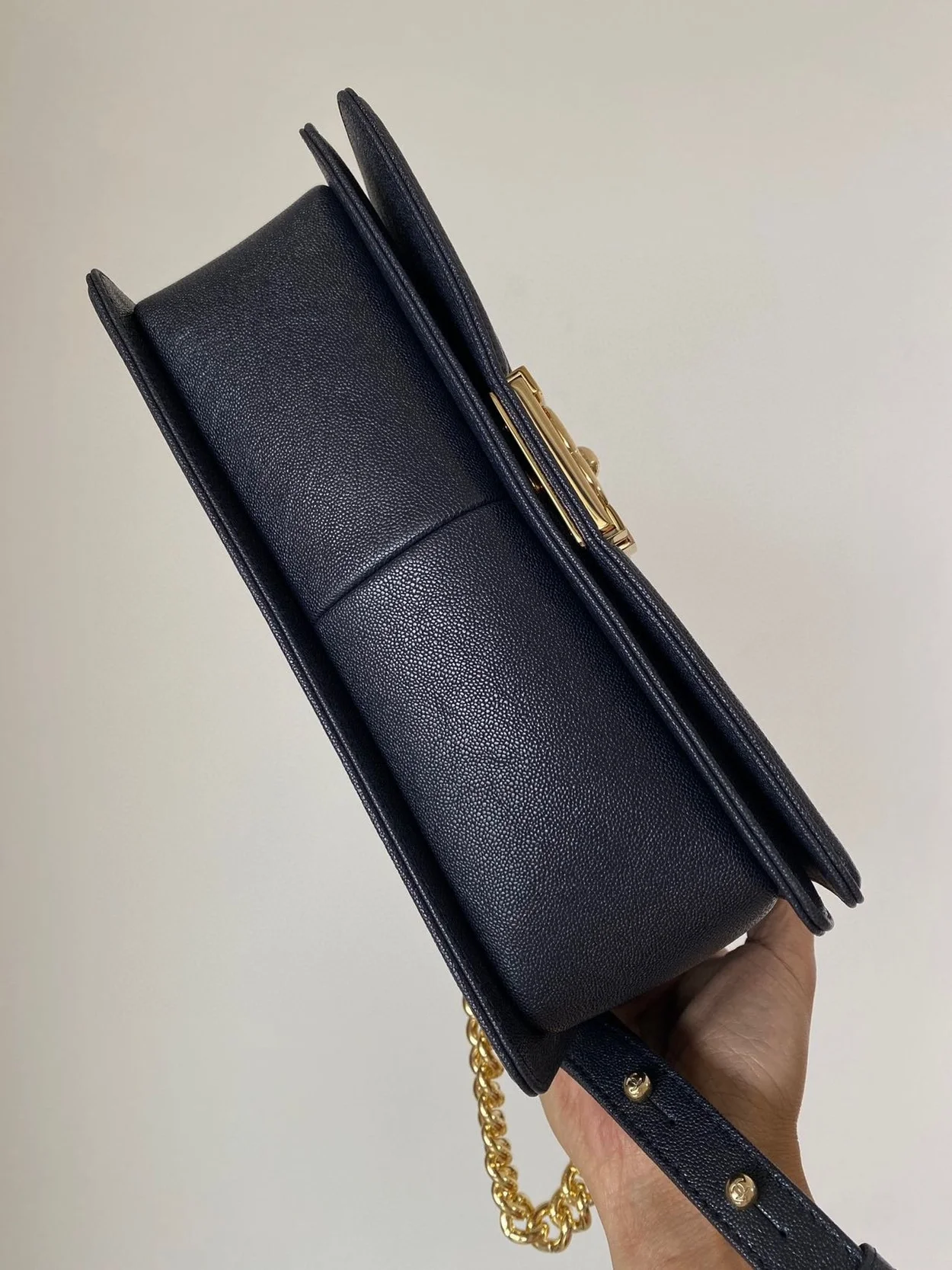 샤넬 보이백 쉐브론 미디움 캐비어 네이비 골드