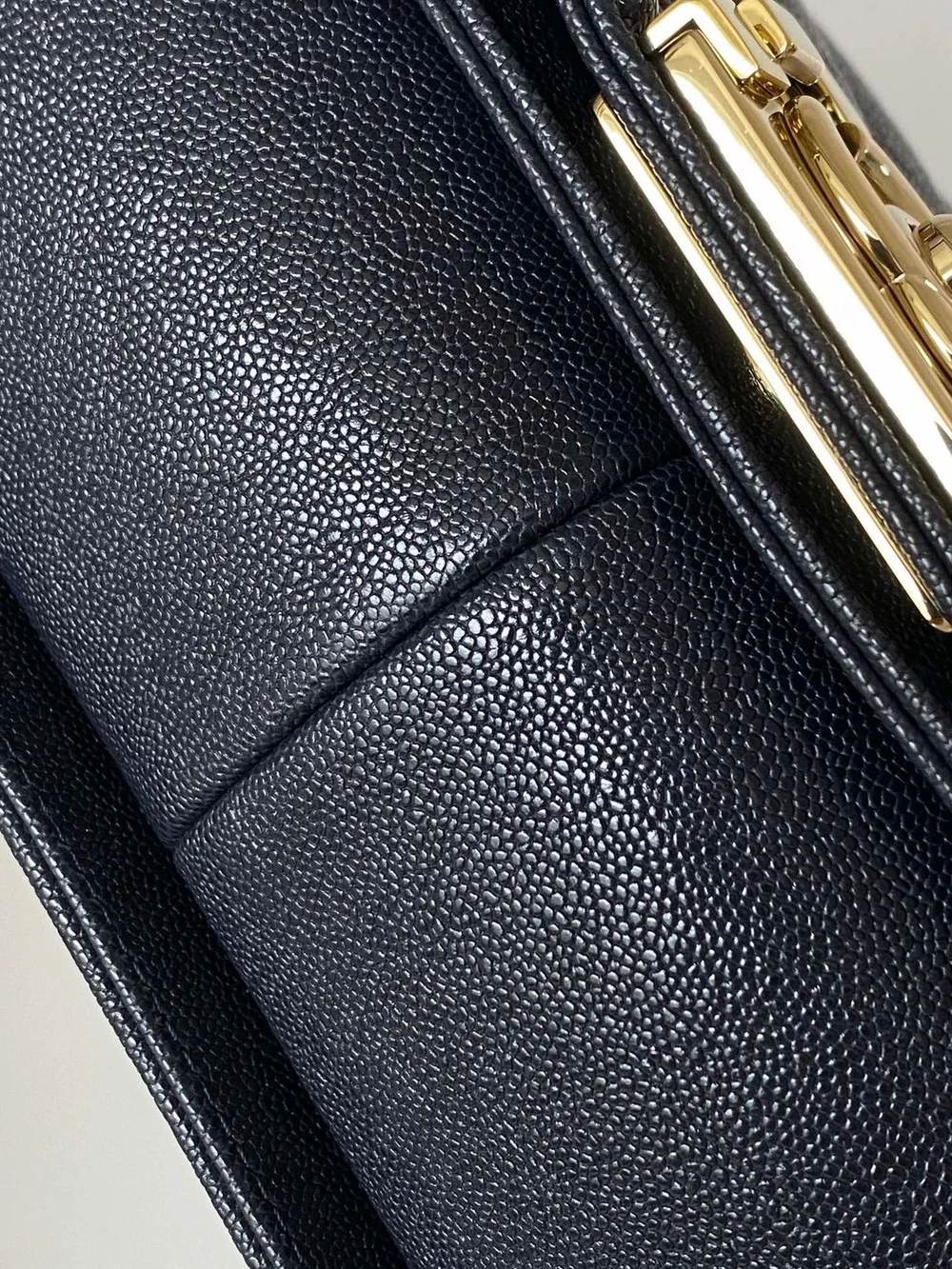 샤넬 보이백 쉐브론 미디움 캐비어 네이비 골드