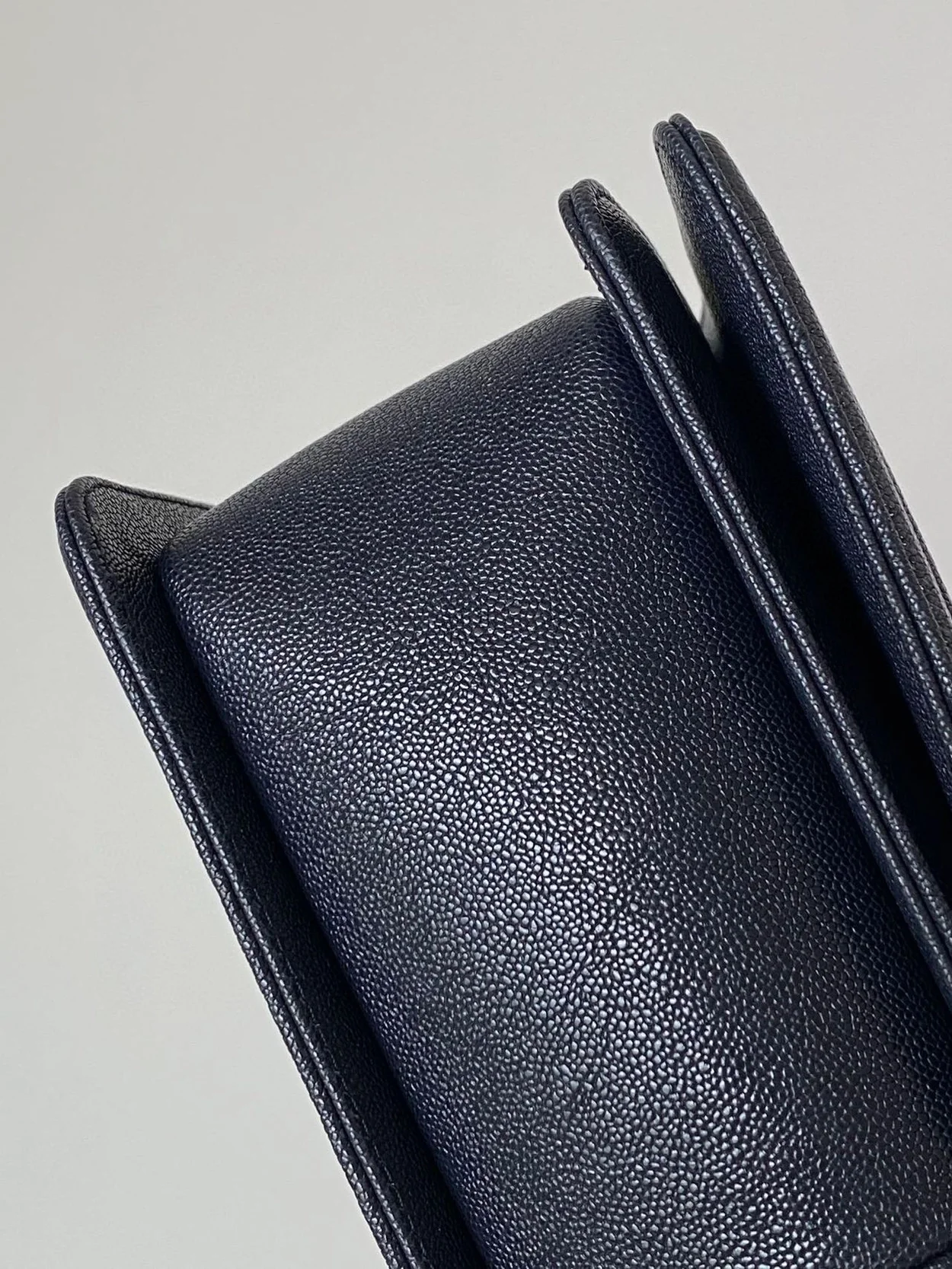 샤넬 보이백 쉐브론 미디움 캐비어 네이비 골드