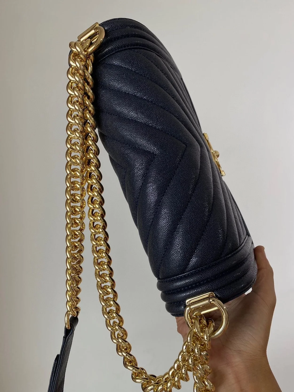 샤넬 보이백 쉐브론 미디움 캐비어 네이비 골드