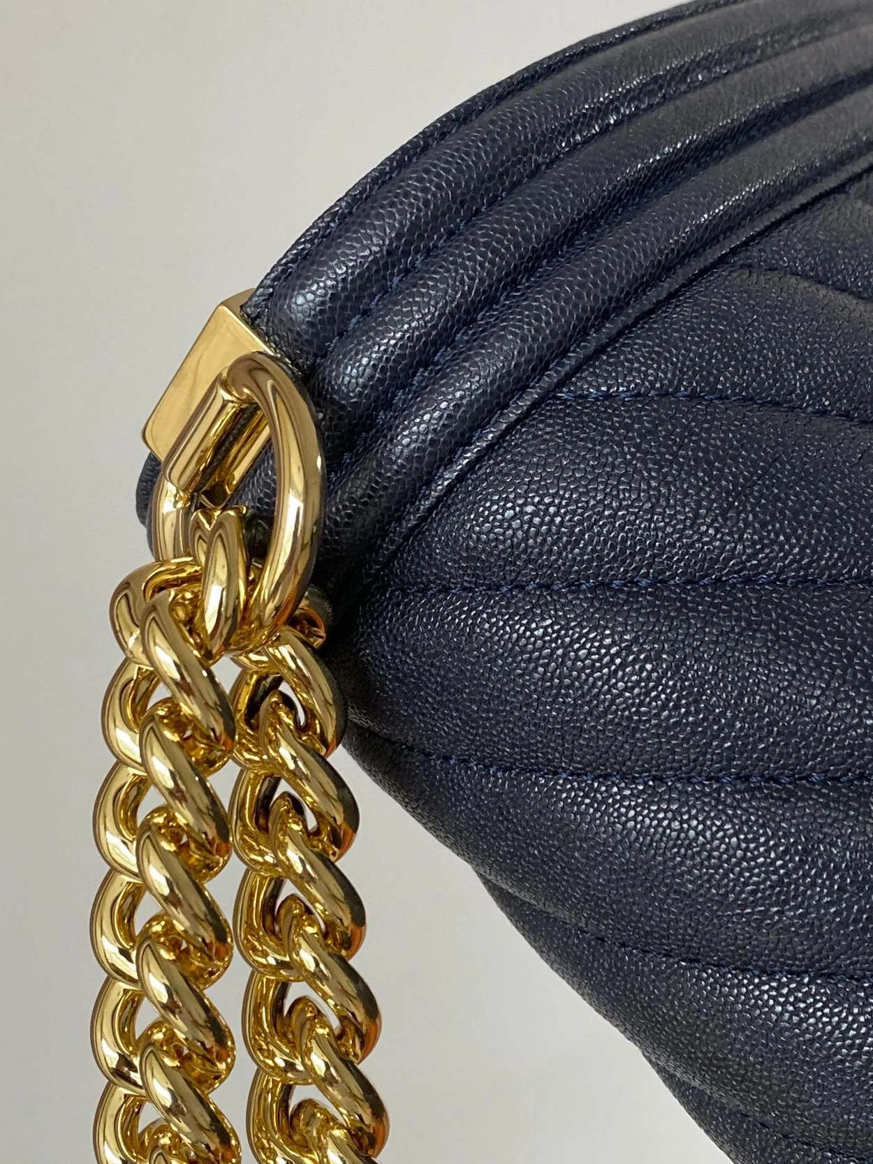 샤넬 보이백 쉐브론 미디움 캐비어 네이비 골드