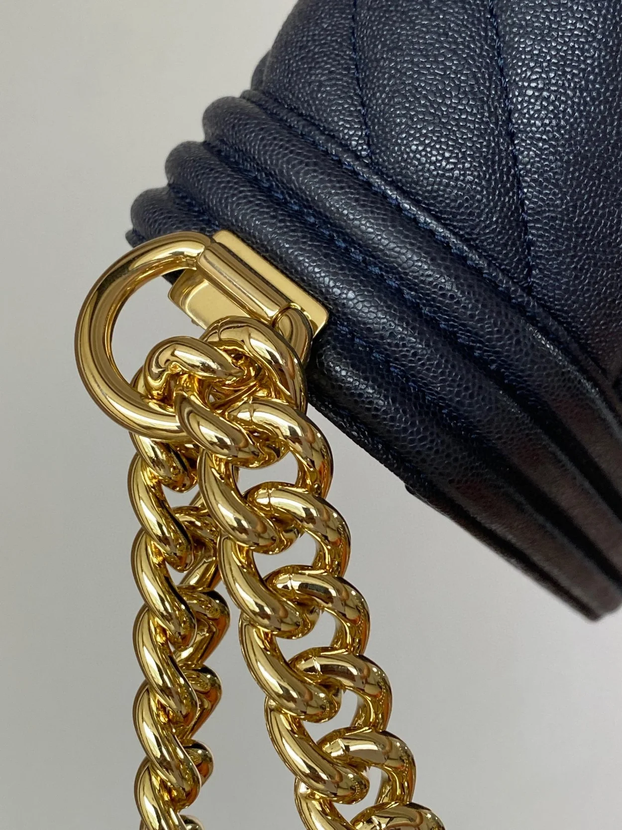 샤넬 보이백 쉐브론 미디움 캐비어 네이비 골드