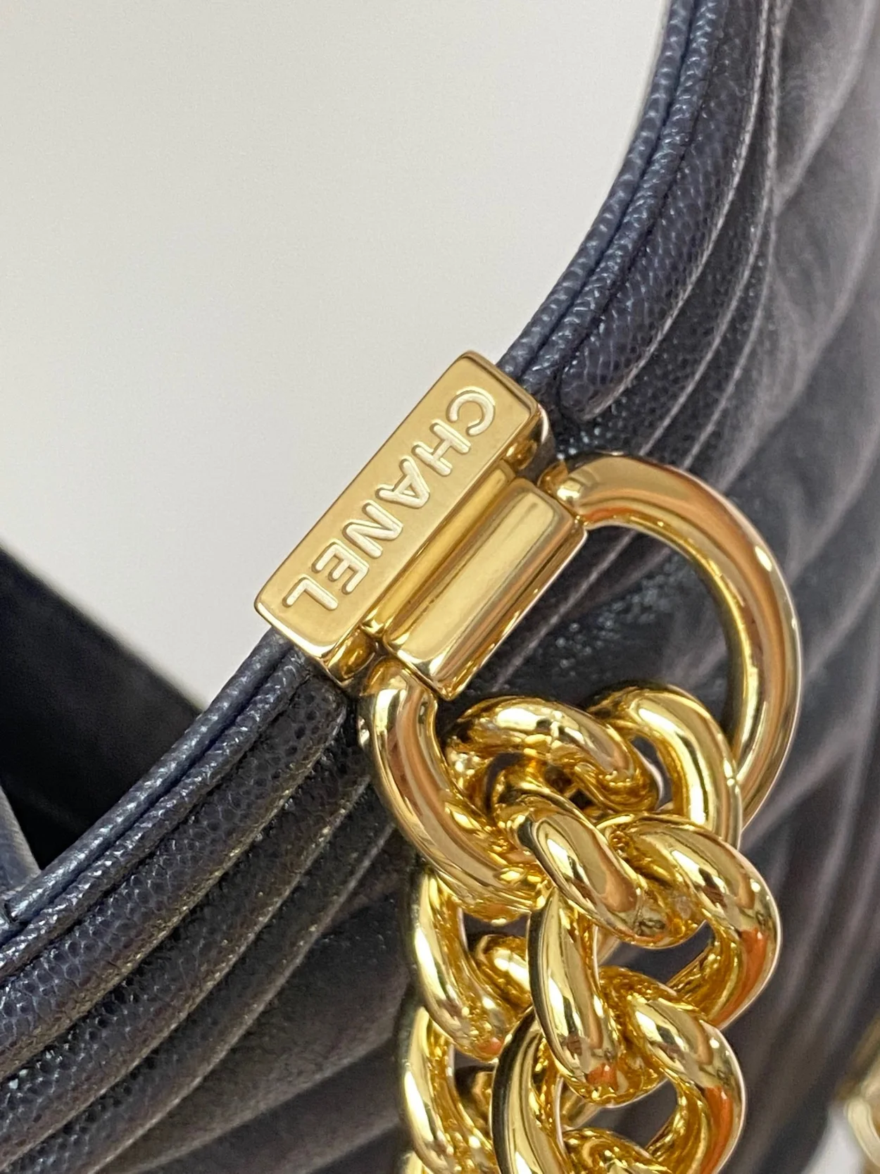 샤넬 보이백 쉐브론 미디움 캐비어 네이비 골드