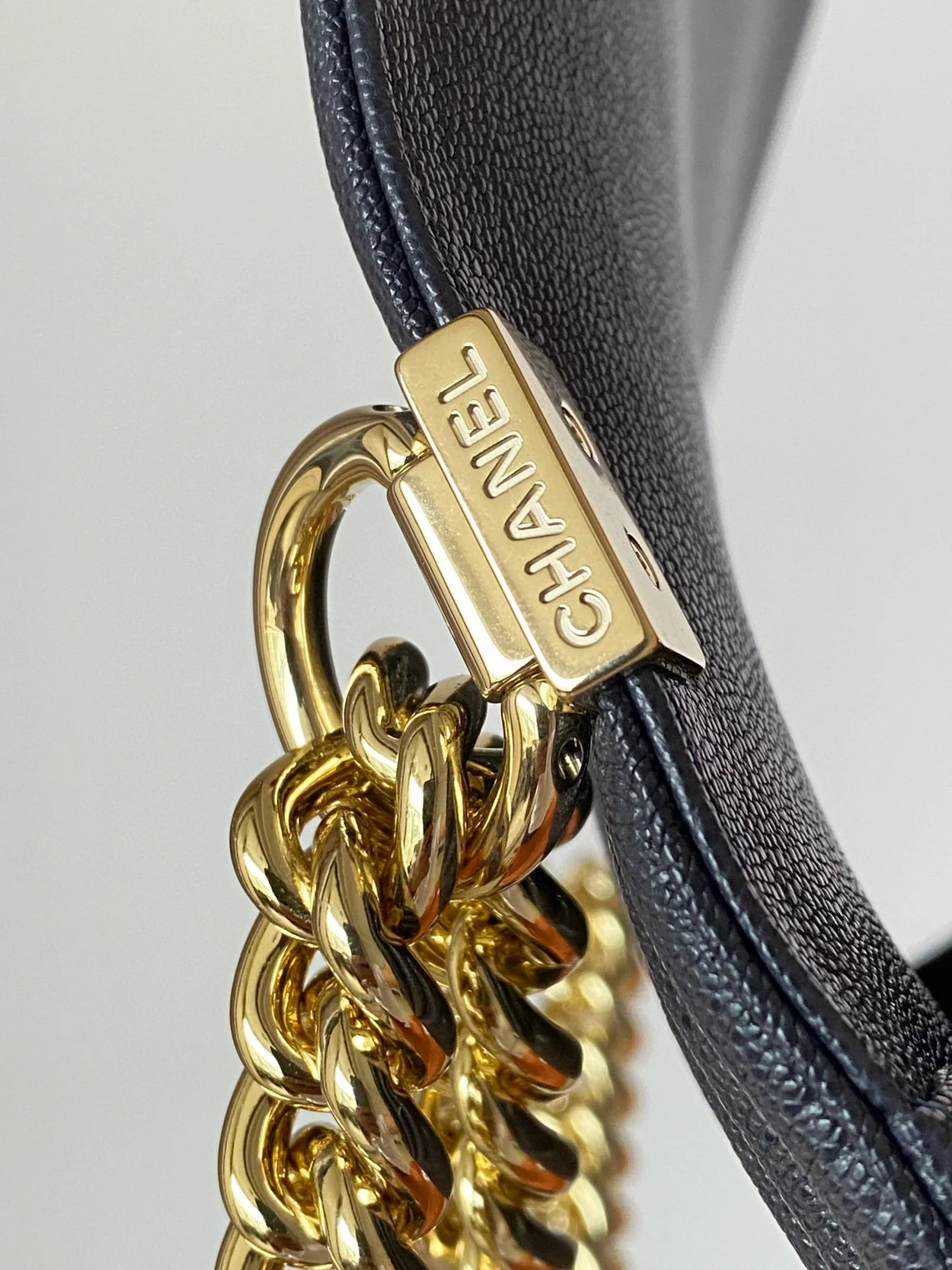 샤넬 보이백 쉐브론 미디움 캐비어 네이비 골드