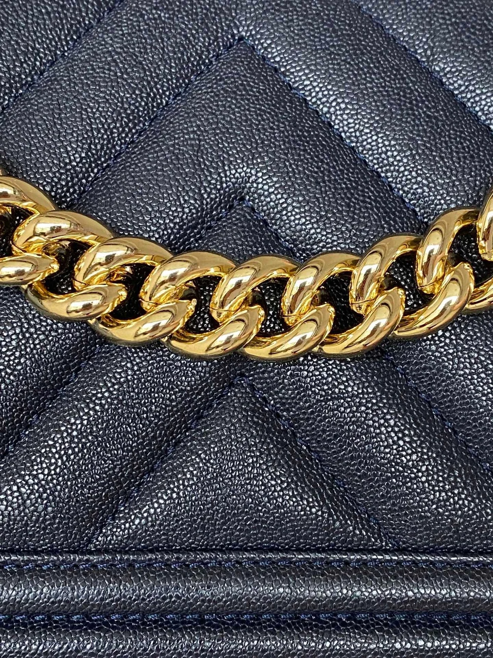 샤넬 보이백 쉐브론 미디움 캐비어 네이비 골드