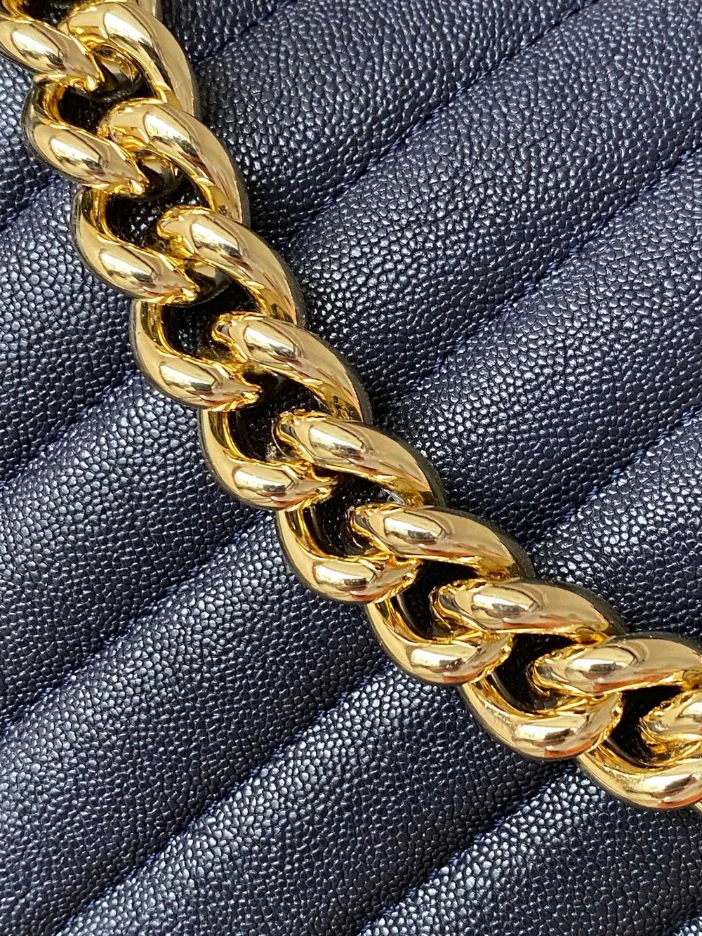 샤넬 보이백 쉐브론 미디움 캐비어 네이비 골드