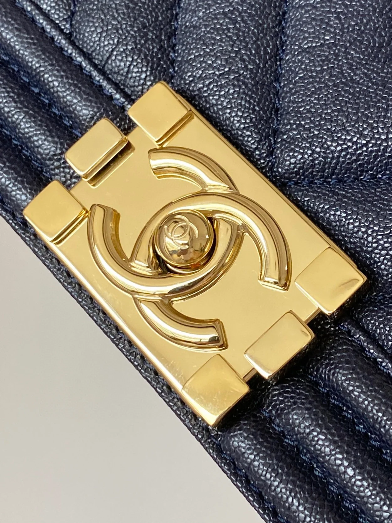 샤넬 보이백 쉐브론 미디움 캐비어 네이비 골드