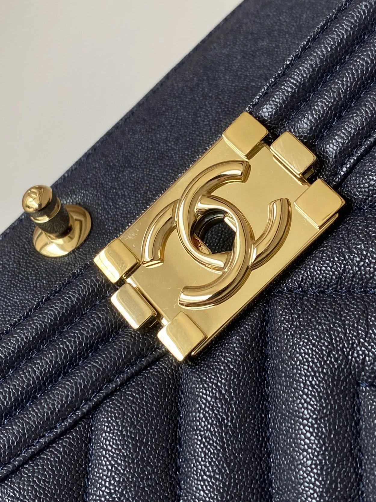 샤넬 보이백 쉐브론 미디움 캐비어 네이비 골드