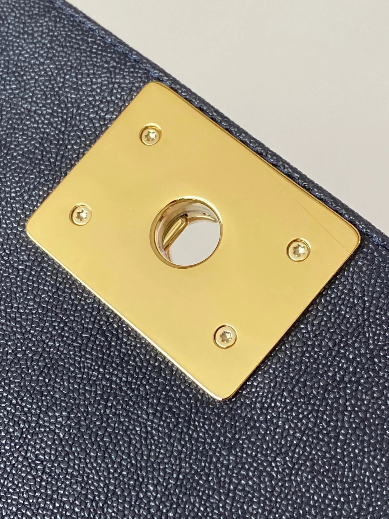 샤넬 보이백 쉐브론 미디움 캐비어 네이비 골드