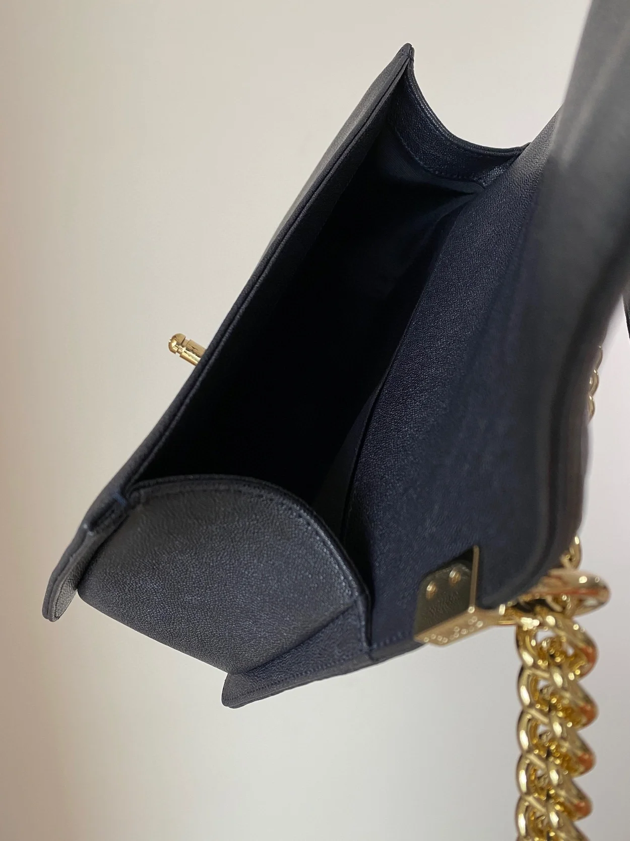 샤넬 보이백 쉐브론 미디움 캐비어 네이비 골드