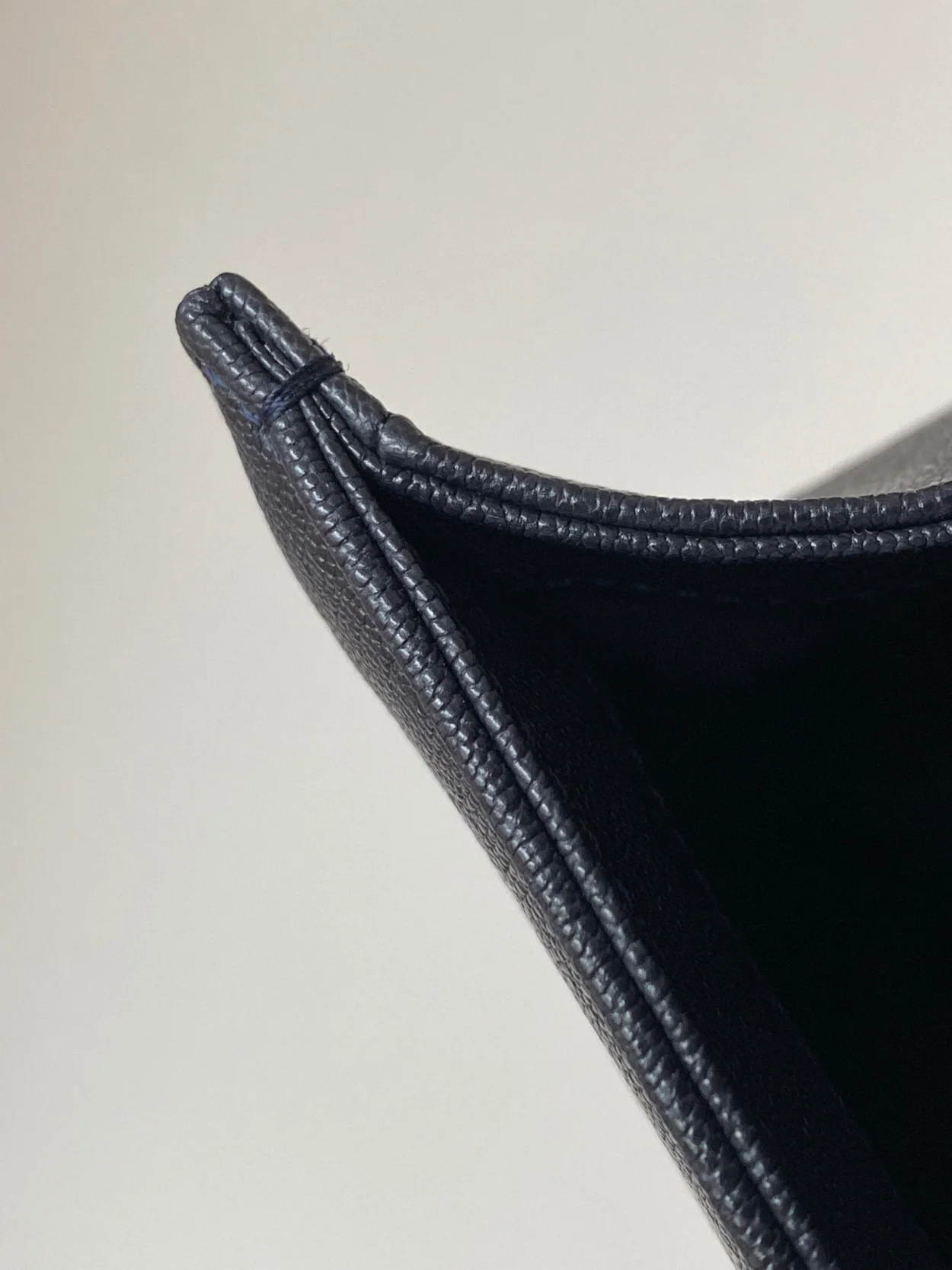 샤넬 보이백 쉐브론 미디움 캐비어 네이비 골드