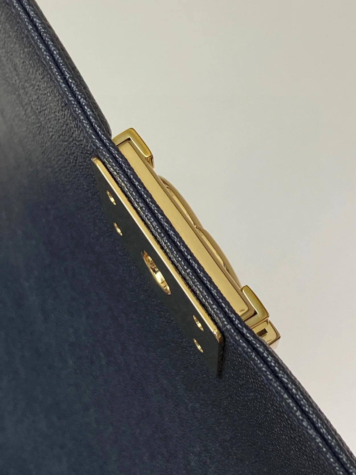 샤넬 보이백 쉐브론 미디움 캐비어 네이비 골드