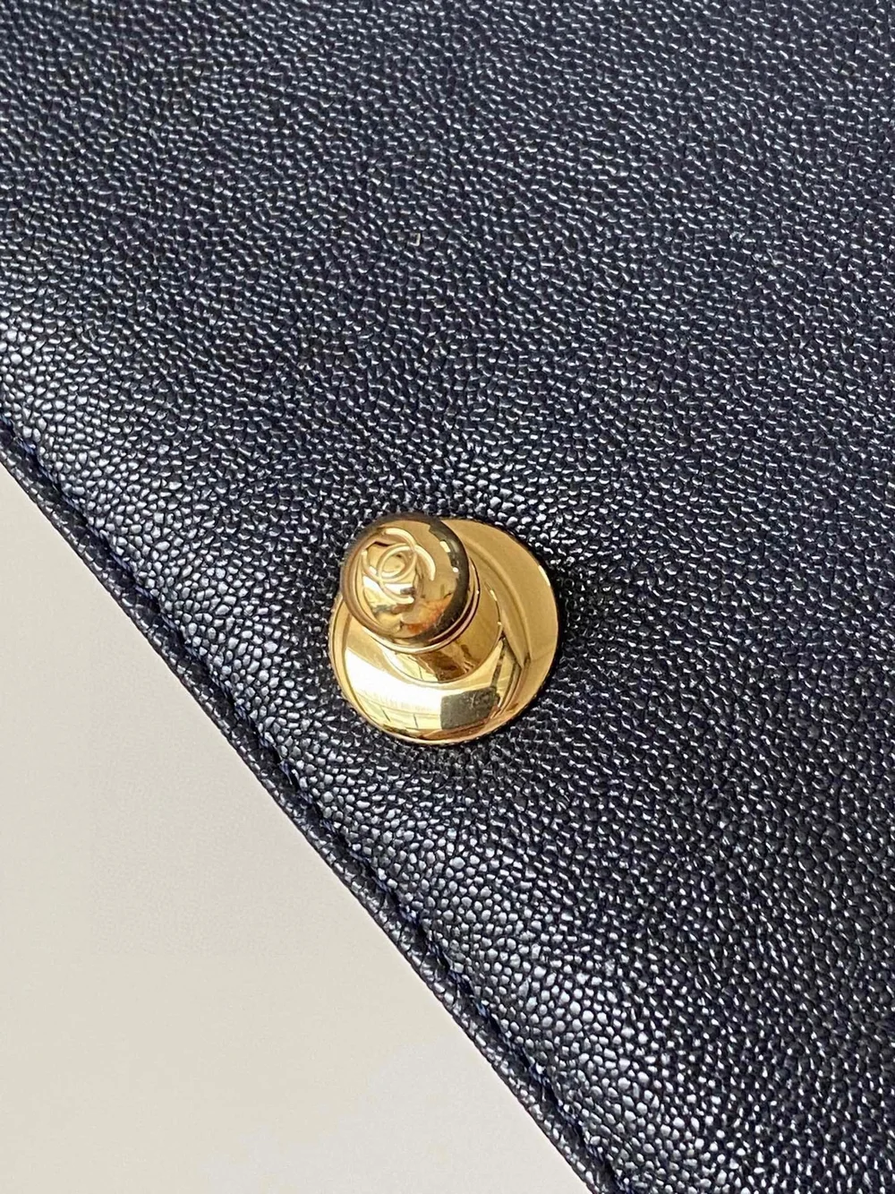 샤넬 보이백 쉐브론 미디움 캐비어 네이비 골드