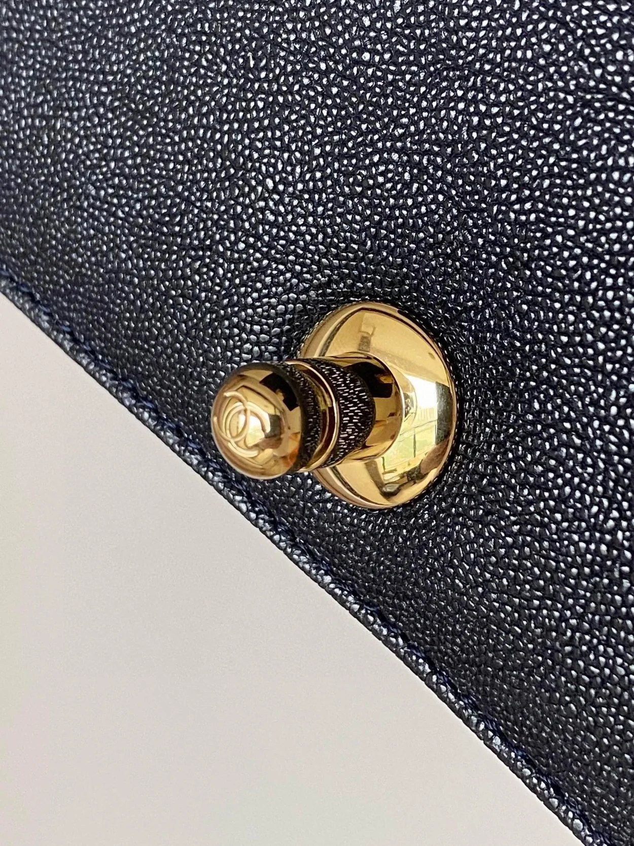 샤넬 보이백 쉐브론 미디움 캐비어 네이비 골드