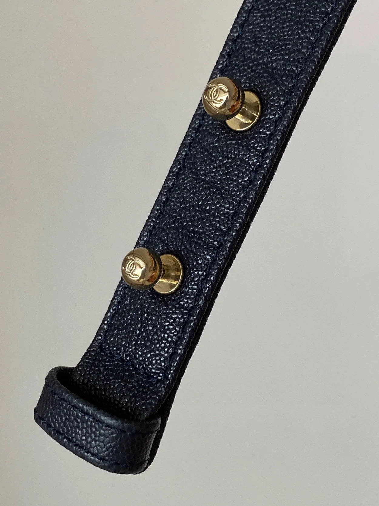 샤넬 보이백 쉐브론 미디움 캐비어 네이비 골드