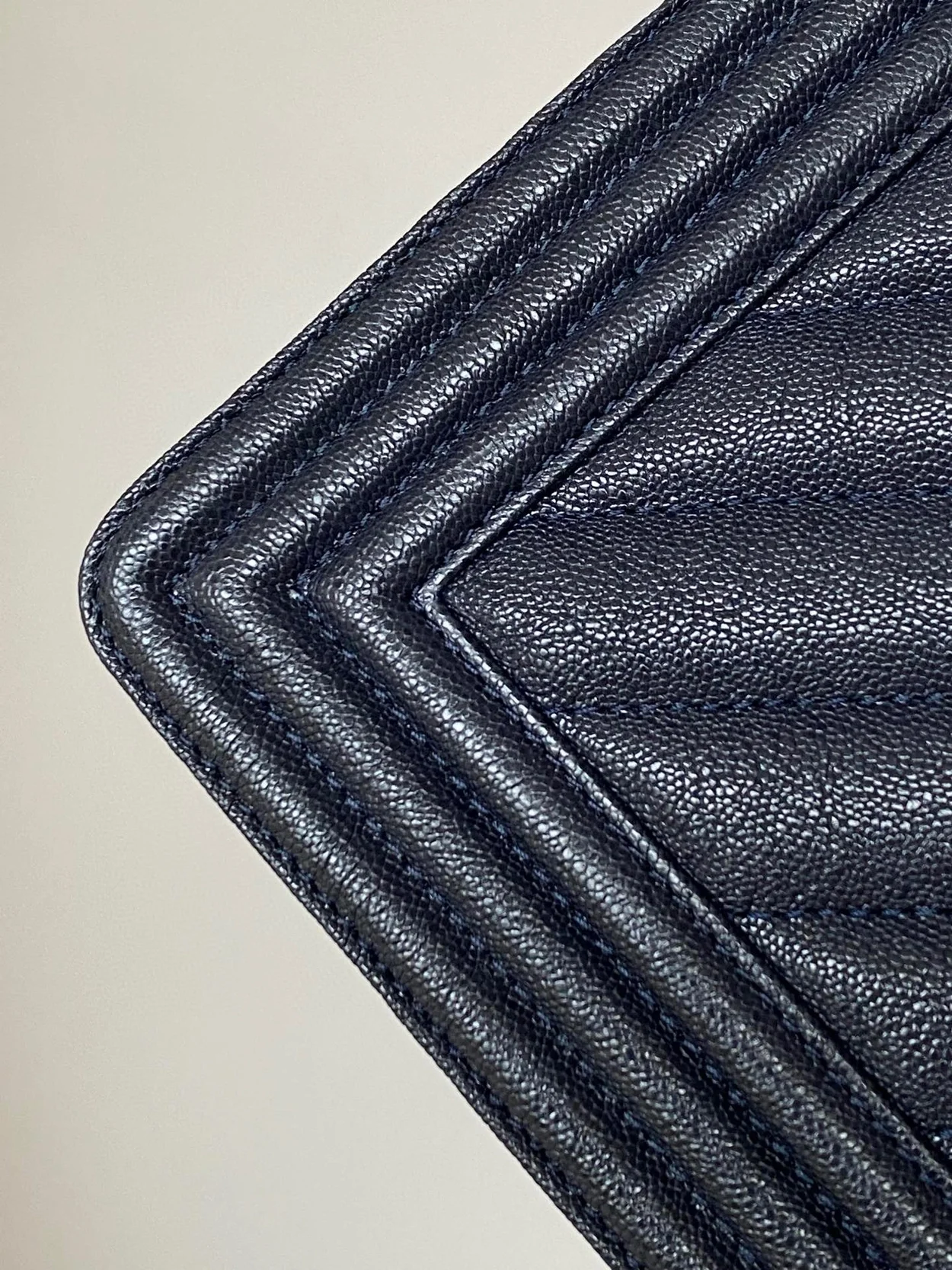 샤넬 보이백 쉐브론 미디움 캐비어 네이비 골드