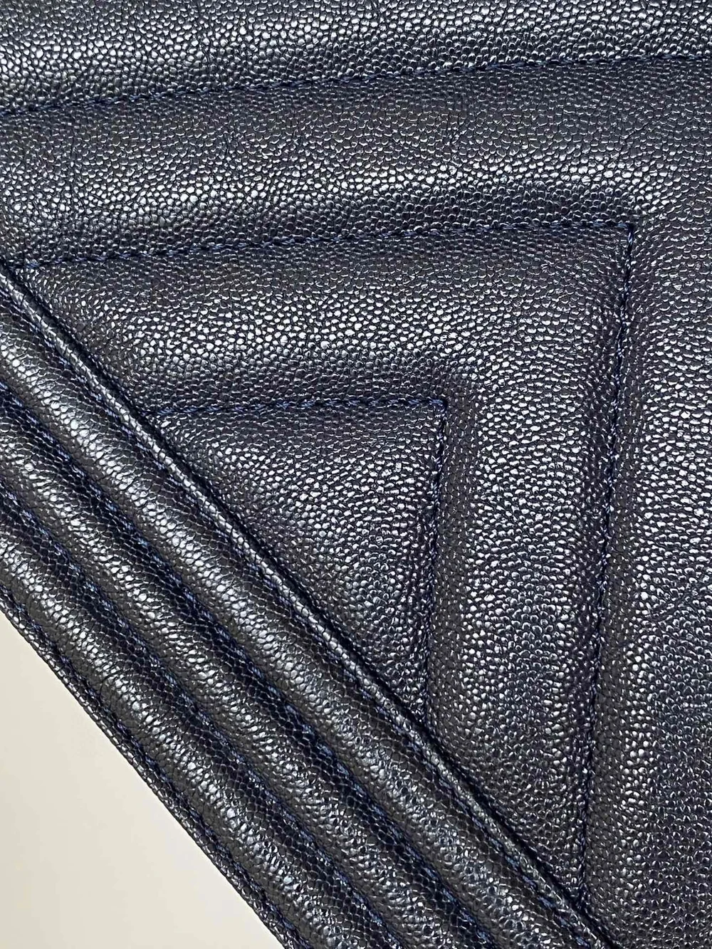 샤넬 보이백 쉐브론 미디움 캐비어 네이비 골드