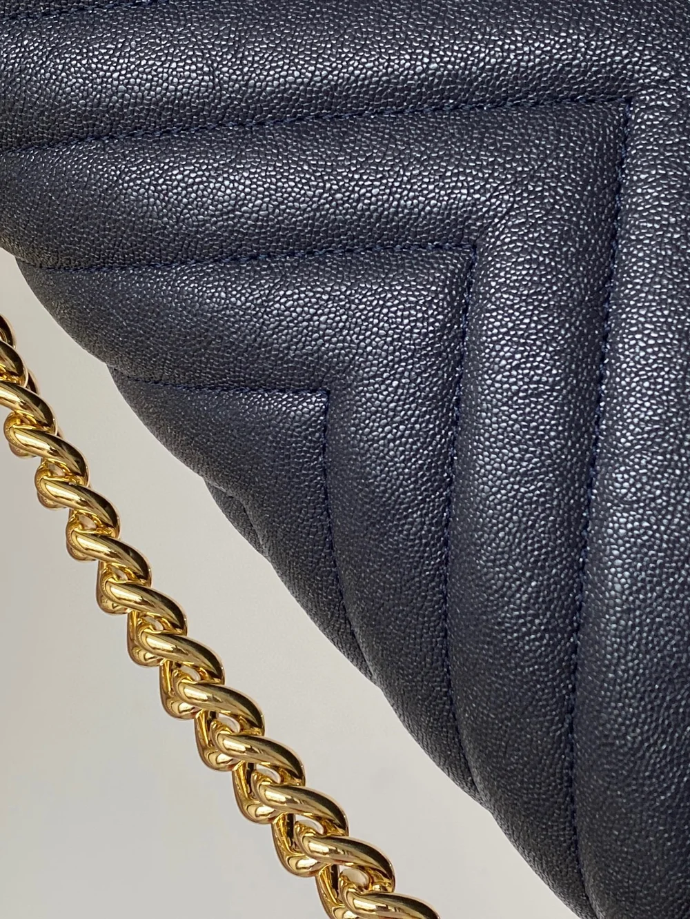 샤넬 보이백 쉐브론 미디움 캐비어 네이비 골드