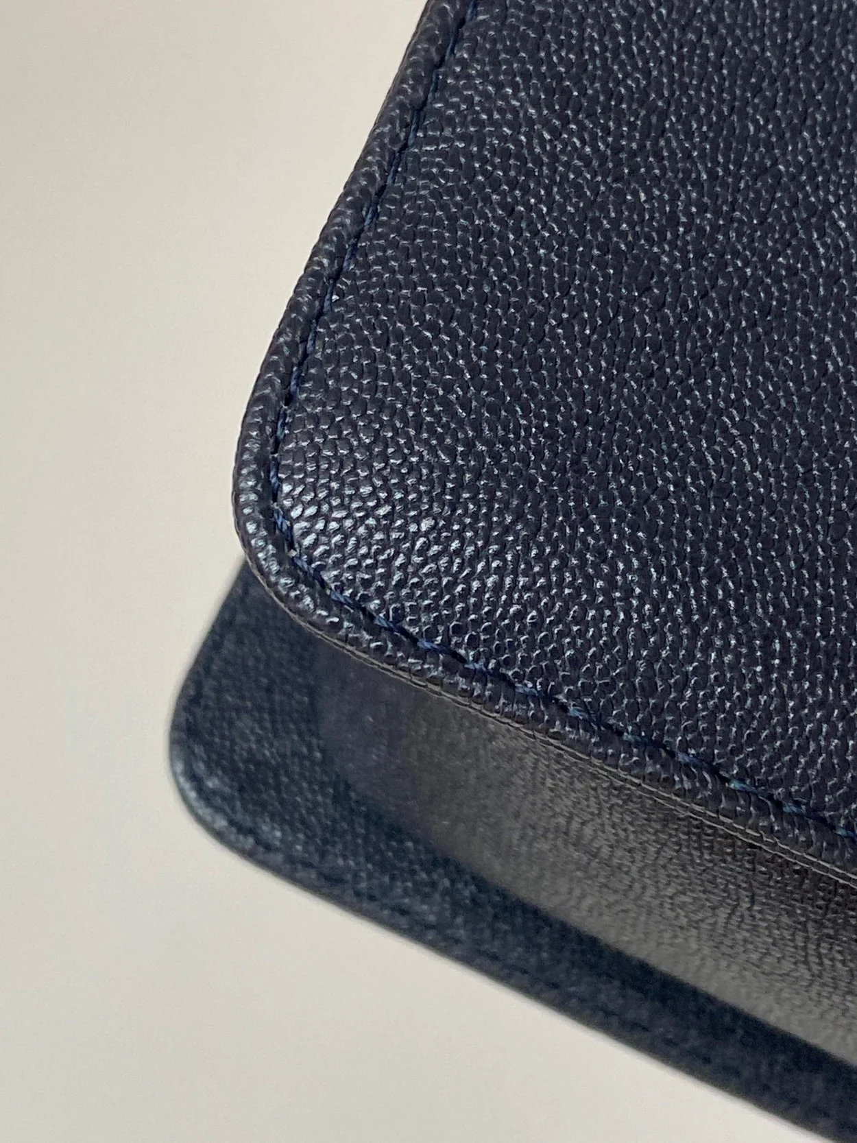 샤넬 보이백 쉐브론 미디움 캐비어 네이비 골드